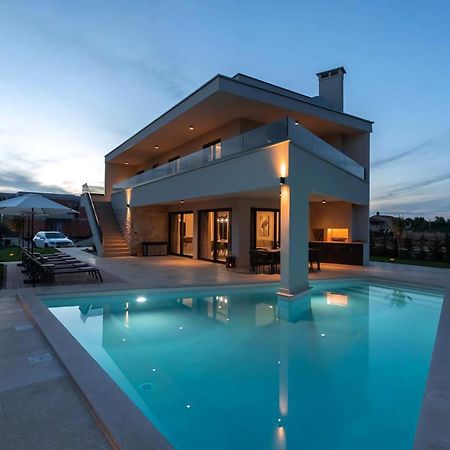 Luxurioese Villa Perla Mit Pool Und Jacuzzi Porec Exterior photo