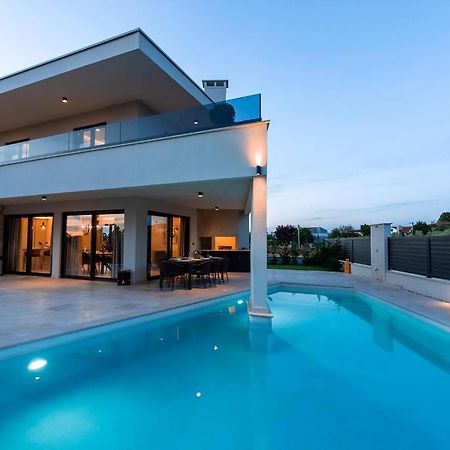 Luxurioese Villa Perla Mit Pool Und Jacuzzi Porec Exterior photo